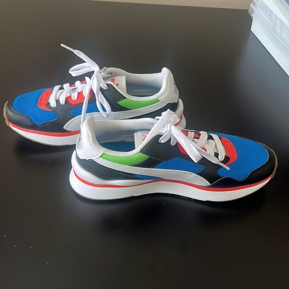 Size 6 NWOT PUMA size 6 sneakers - Picture 10 of 10